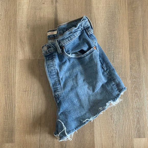 Levi’s Ribcage Shorts - Picture 2 of 6